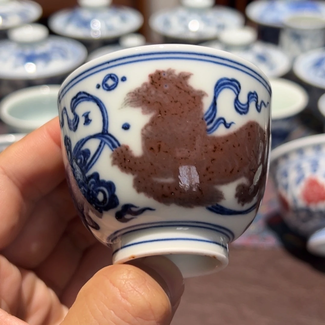 精品青花釉里红狮子戏球铃铛杯口径约6.4厘米