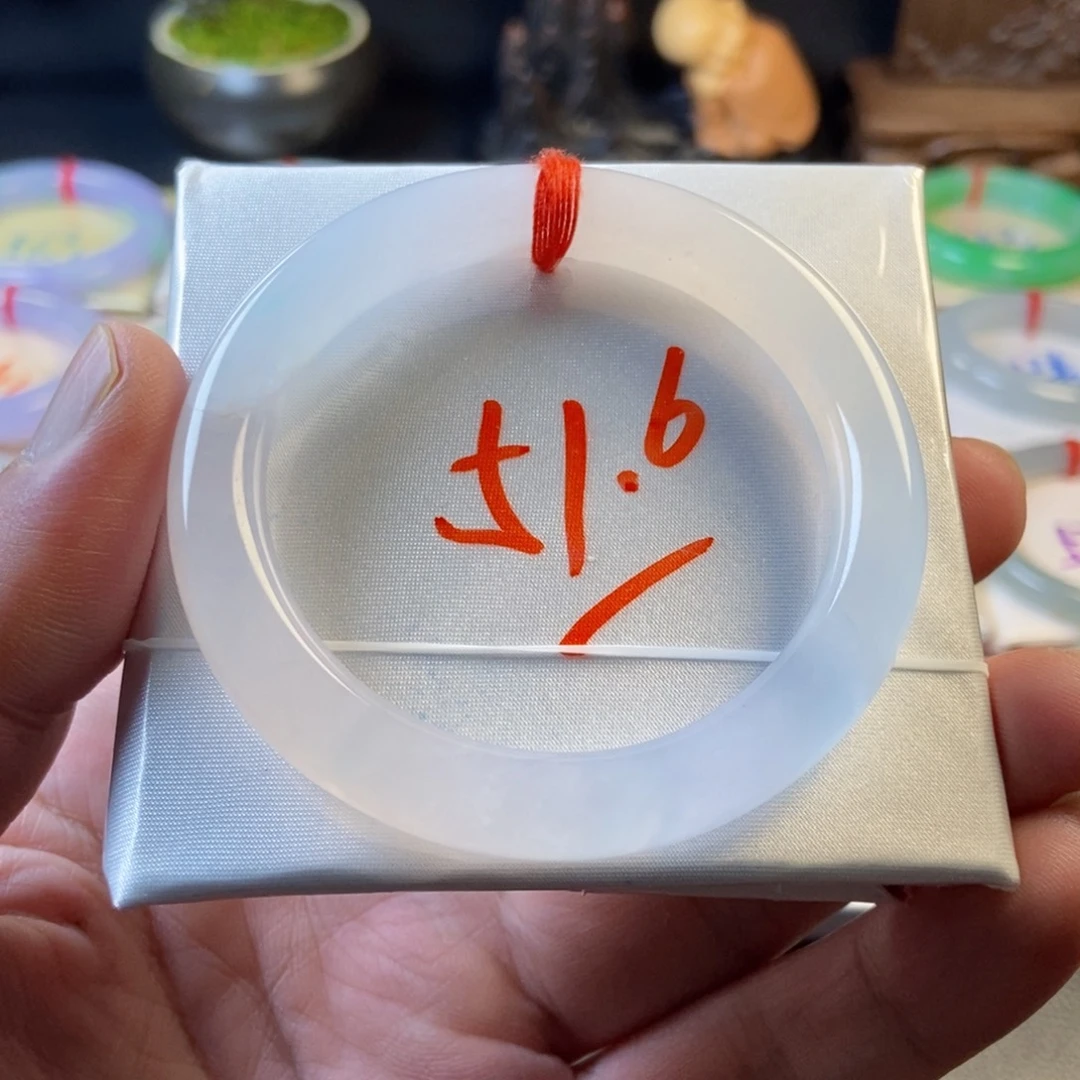 翡翠未镶嵌手镯12、冰月光