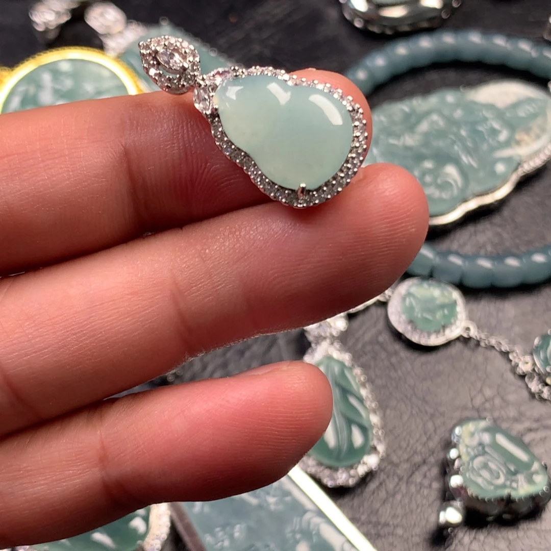 翡翠未镶嵌颈饰葫芦