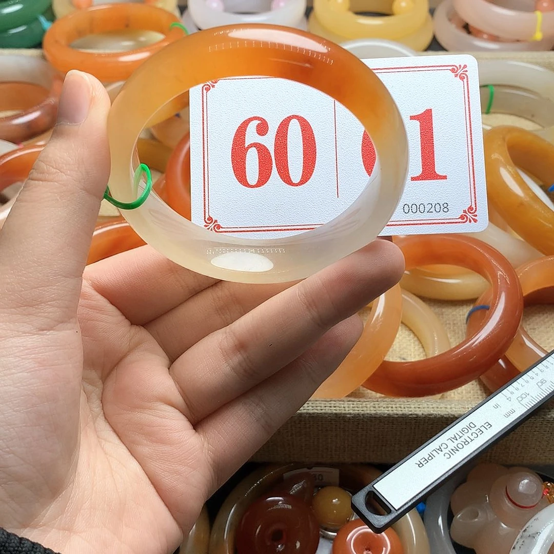 未镶嵌石英质玉（黄龙玉）手镯