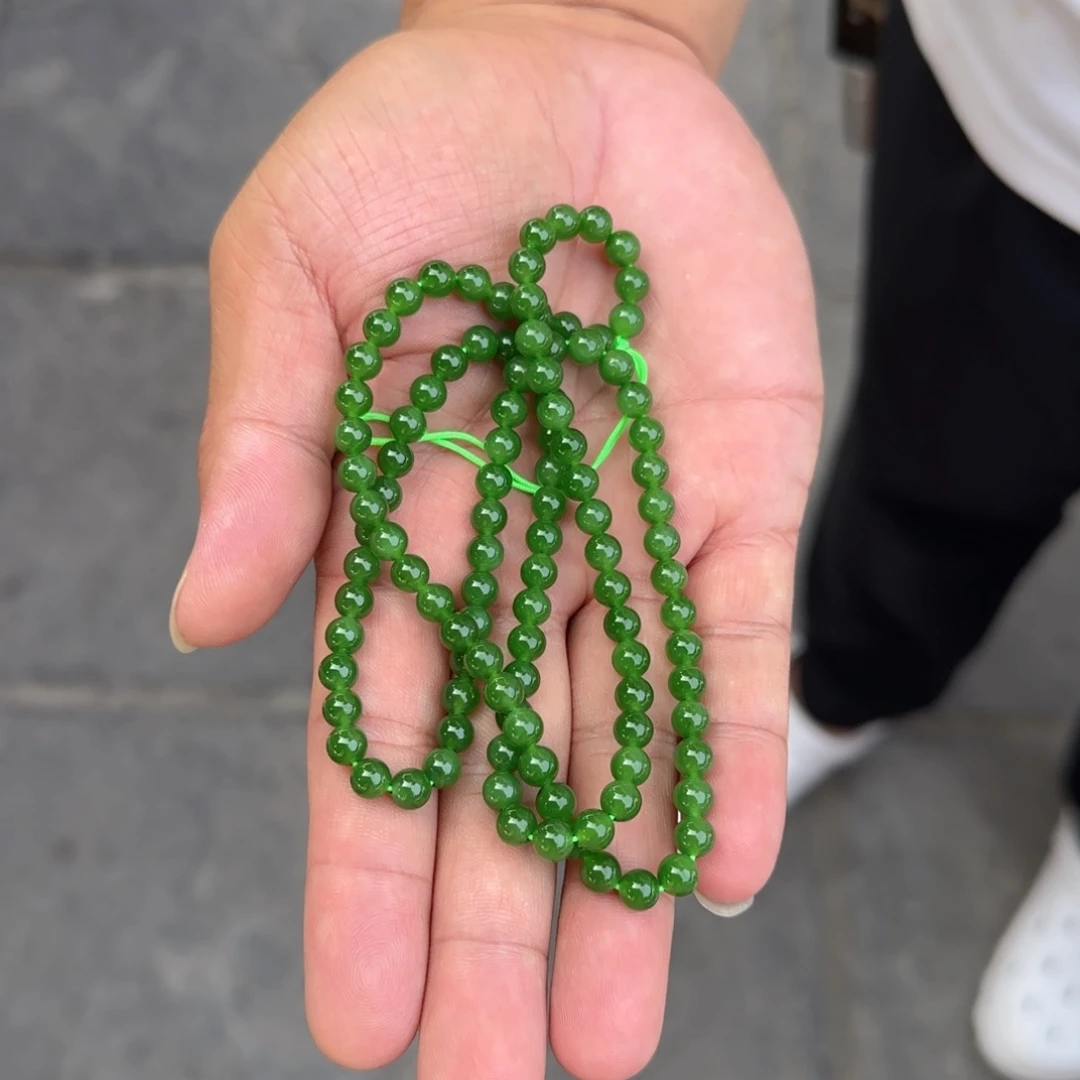 和田玉未镶嵌颈饰俄碧纯天然色标阳绿卡6