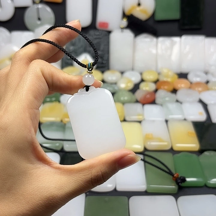 石英质玉（金丝玉）未镶嵌颈饰