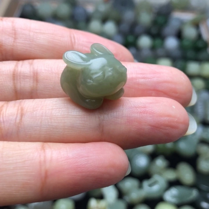 琳****颈饰未镶嵌和田玉