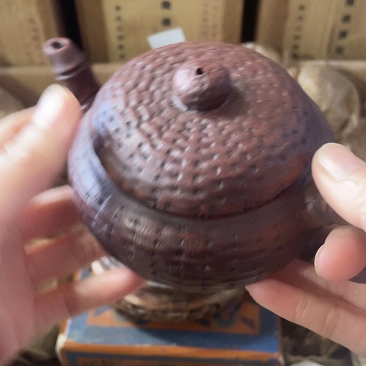 紫砂茶壶原矿泥料，手工制作的一把紫砂壶。