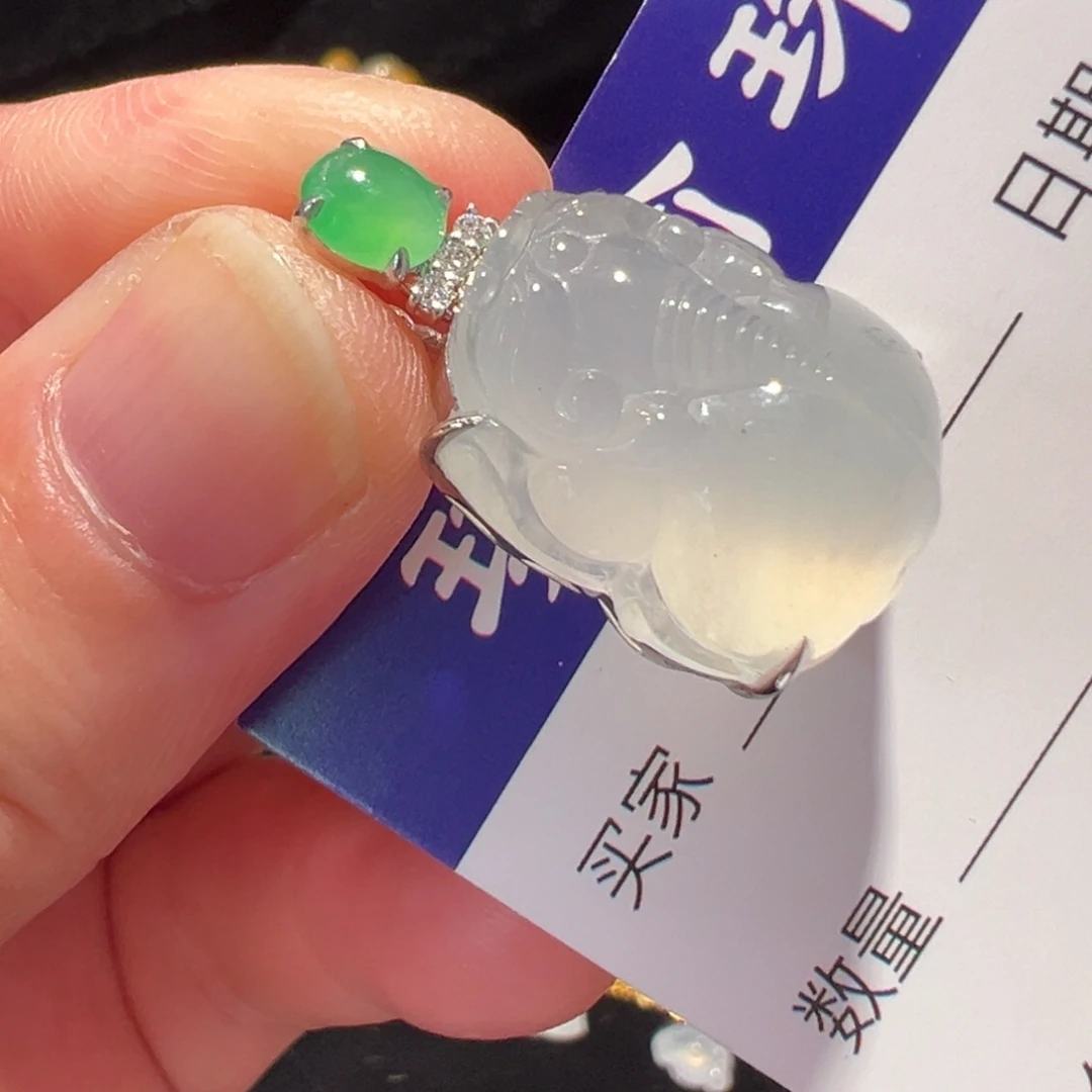 翡翠18K金镶嵌颈饰吊坠