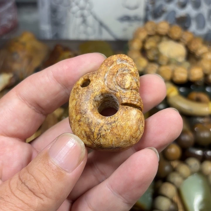 颈饰未镶嵌岫岩河磨玉（透闪石质玉）