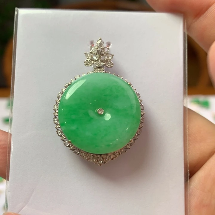 翡翠18K金镶嵌颈饰翡翠吊坠