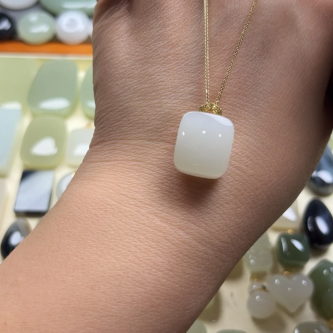 颈饰18K金镶嵌和田玉