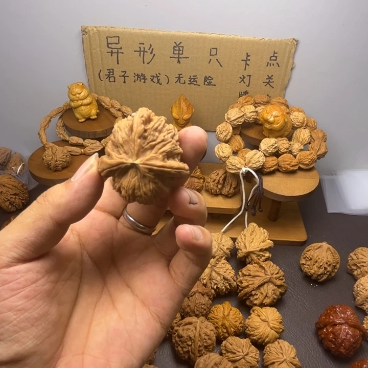 随***༅桃核吊坠白狮子三棱有黄