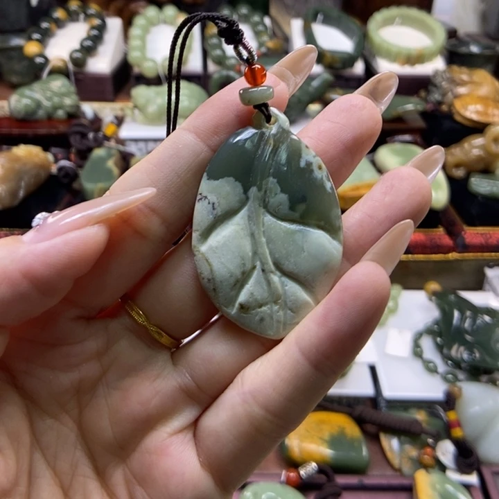颈饰未镶嵌岫岩老玉（透闪石质玉）