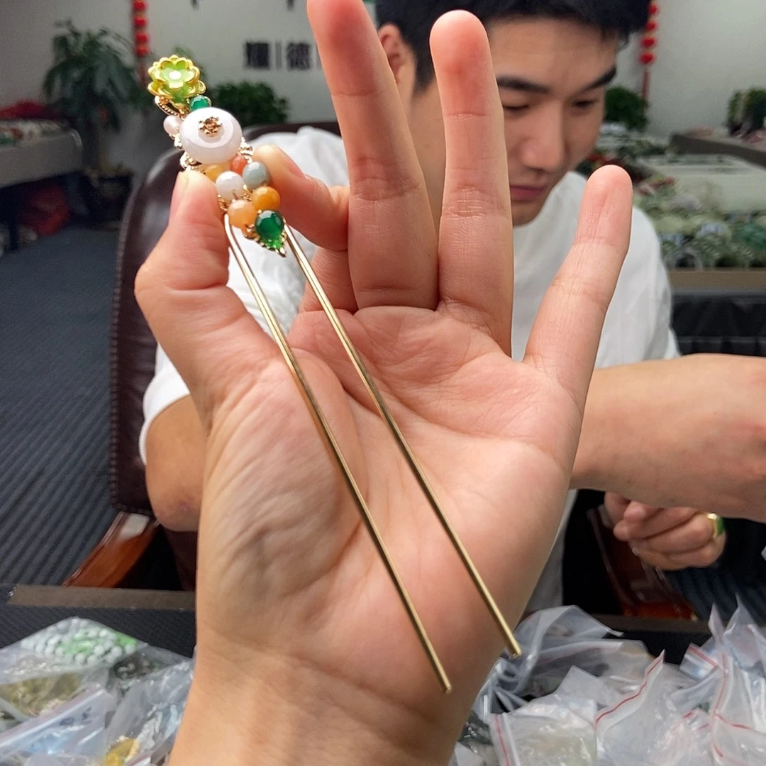 梁***7颈饰未镶嵌翡翠发钗颜色多样性发拍一发一