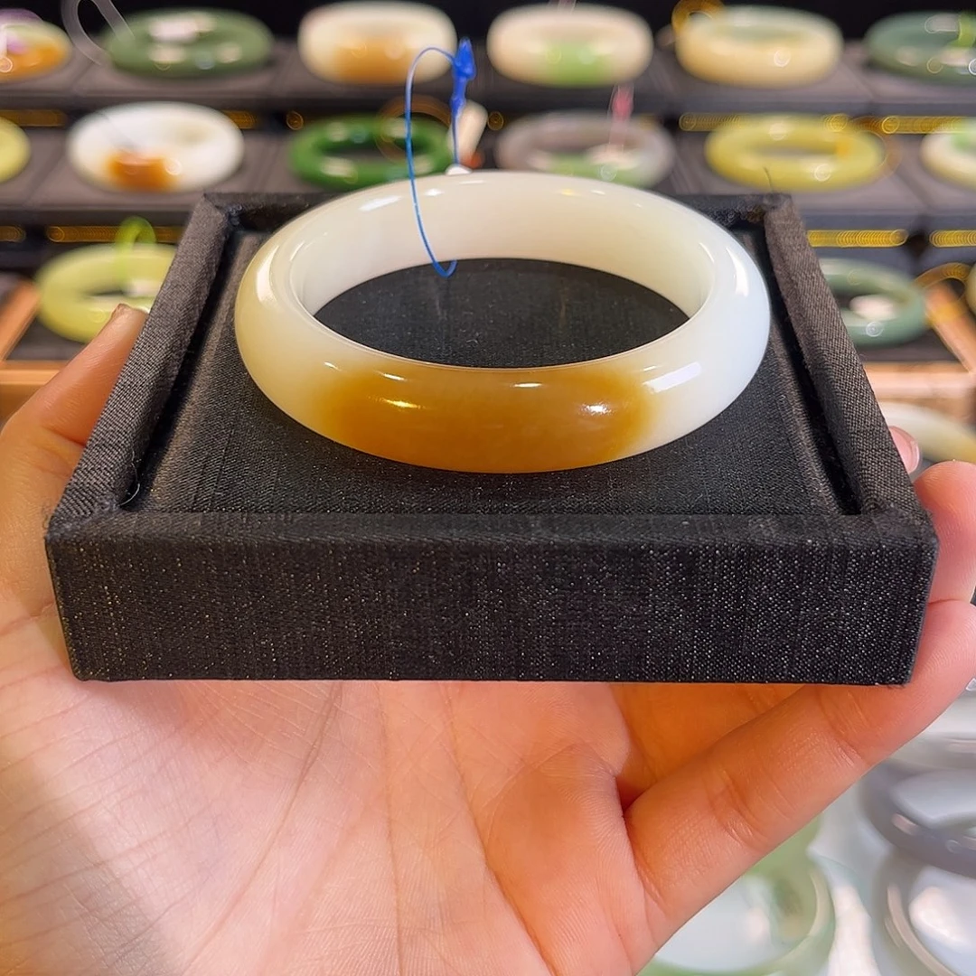 和田玉未镶嵌手镯 油糕红糖白肉