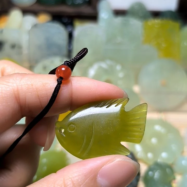 蛇纹石玉颈饰未镶嵌春**日