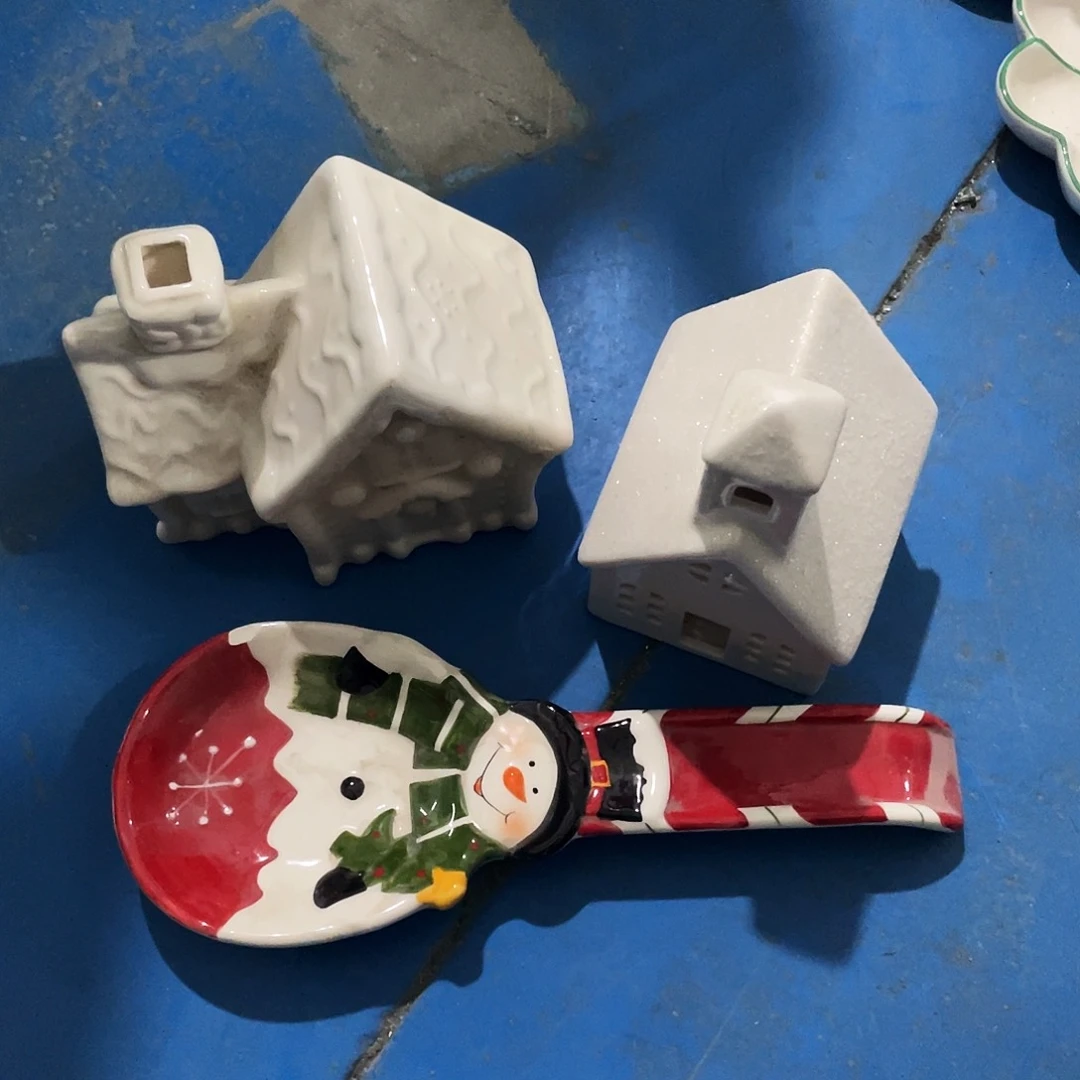 摆件小****  磕碰。封釉。      