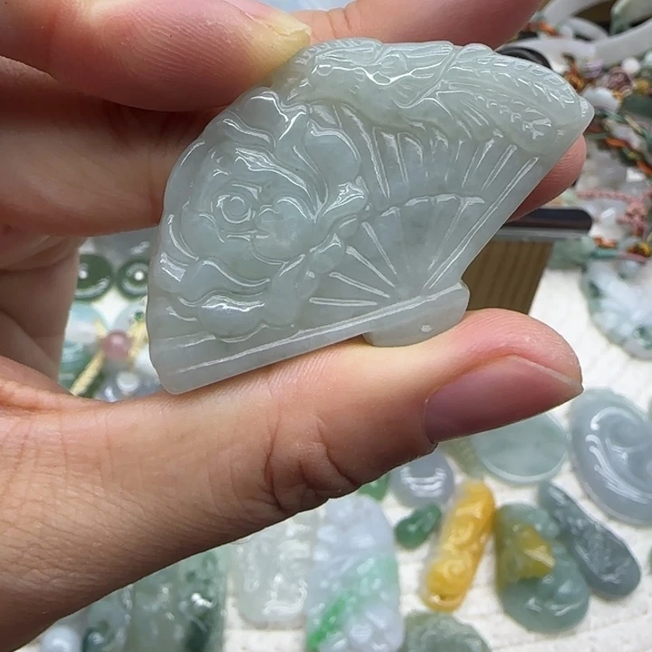 翡翠未镶嵌颈饰善解人意