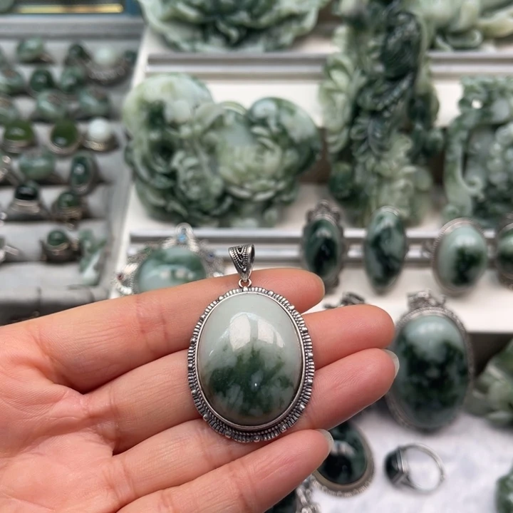 透闪石-蛇纹石玉颈饰未镶嵌