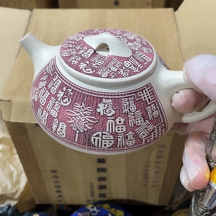 紫砂茶壶原矿泥料，手工制作的一把紫砂壶。