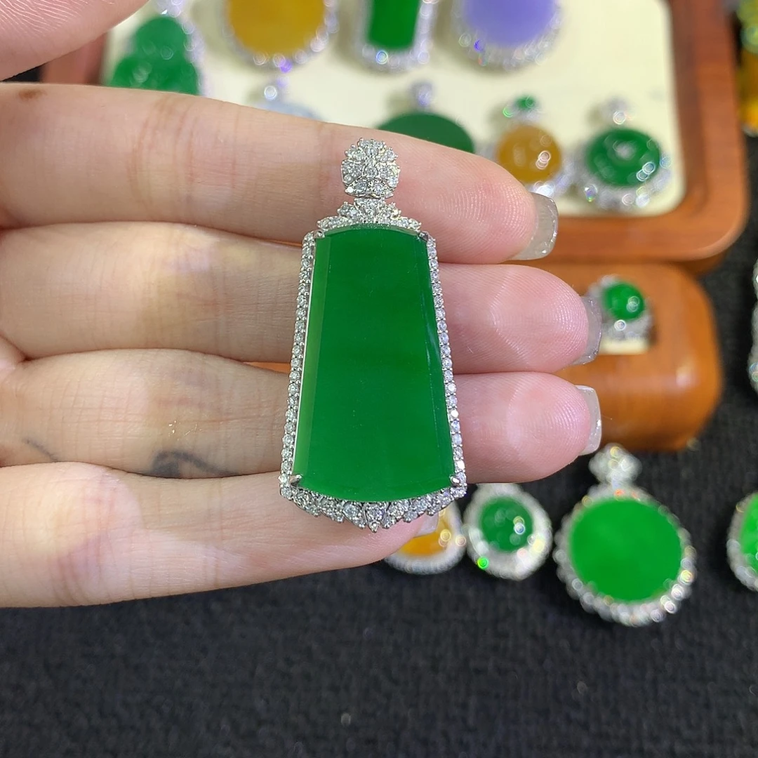 翡翠18K金镶嵌颈饰