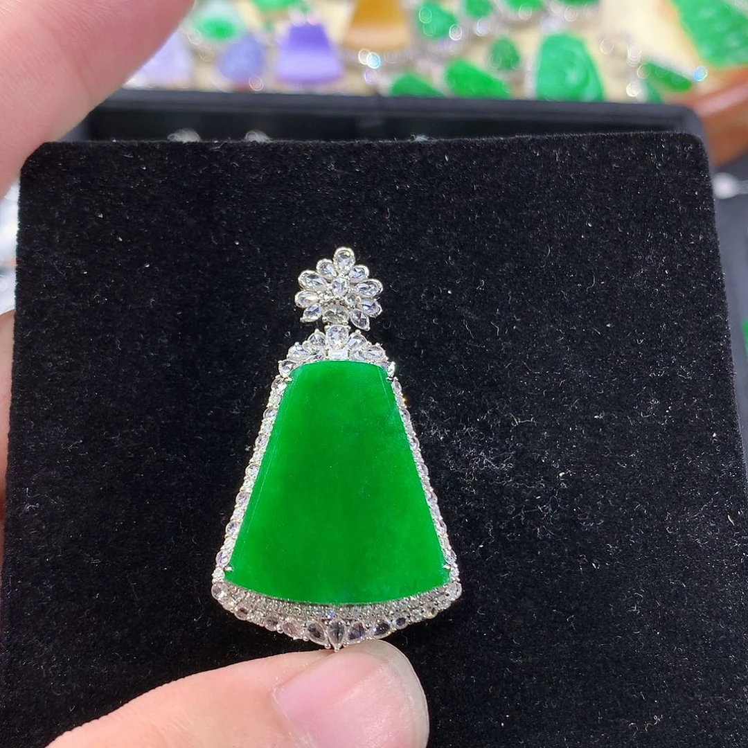 翡翠18K金镶嵌颈饰