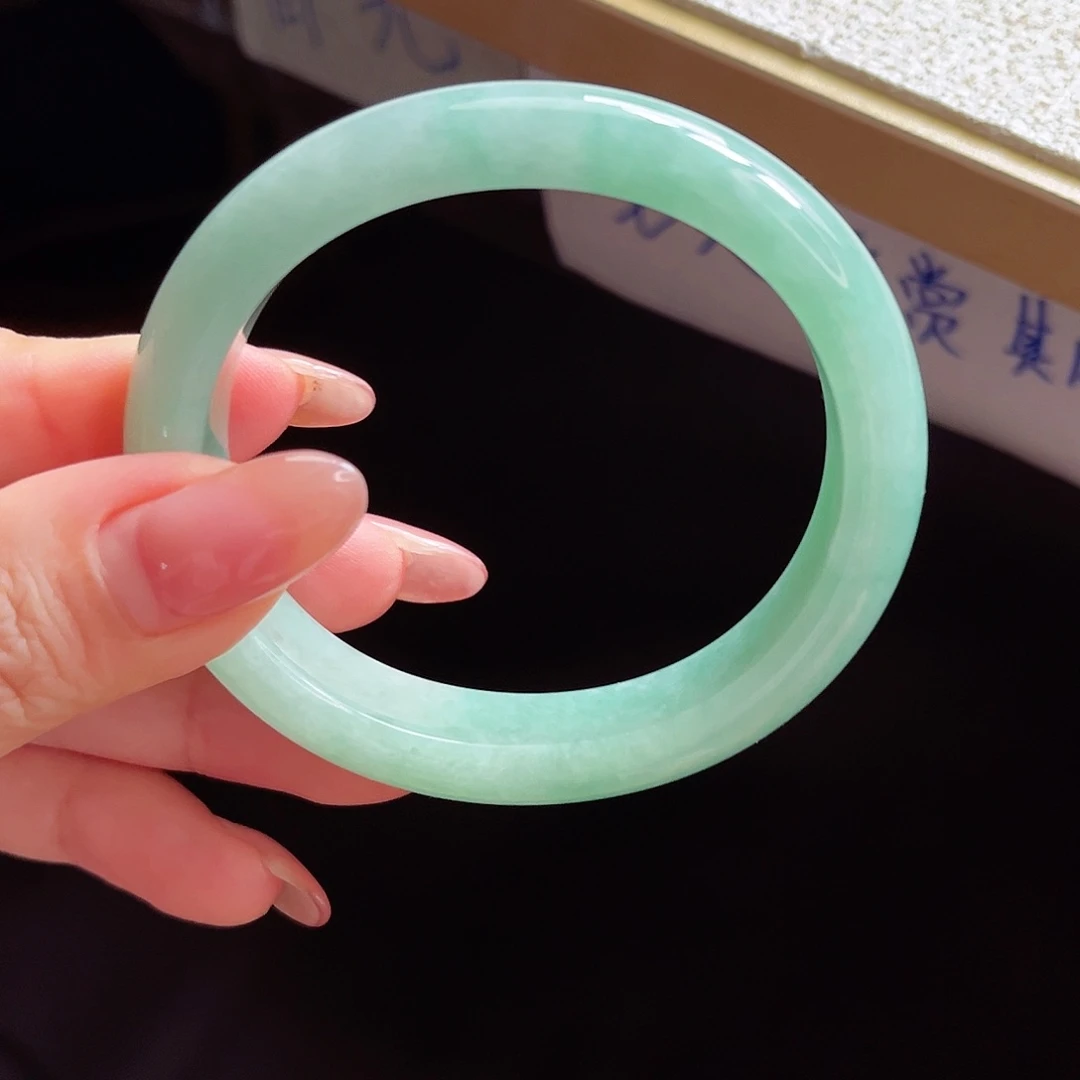 翡翠手镯未镶嵌手镯