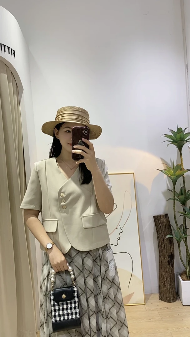 2025新款韩版时尚百搭V领扣子短袖西装女简约设计感小众显瘦上衣