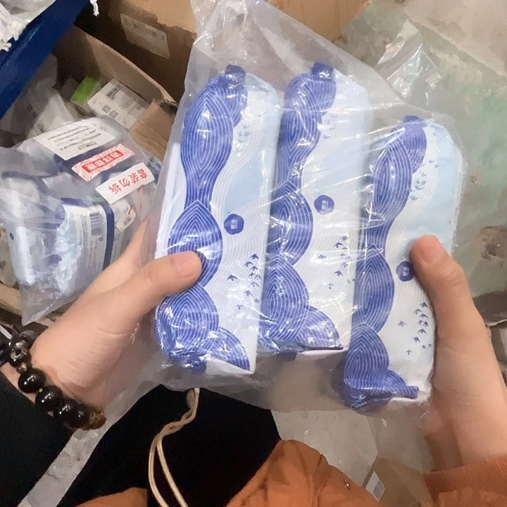 九镜湿巾一袋三包。