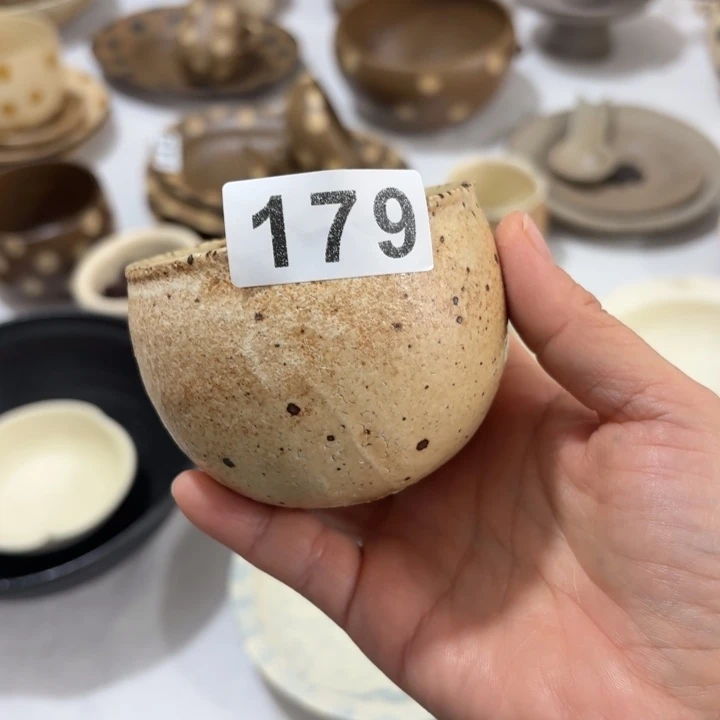 陶179黄麻点花口手握杯