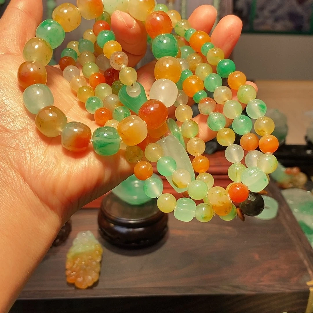 朵***人石英质玉（非洲翠）未镶嵌串