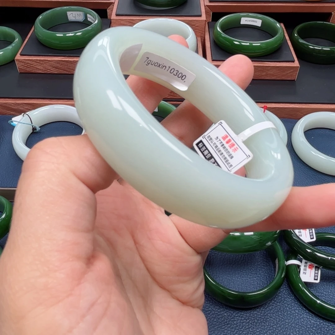 未镶嵌手镯和田玉5556