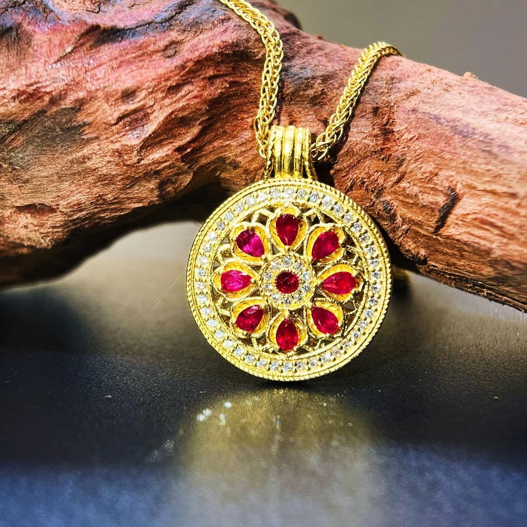 TSL/谢瑞麟计价足金点钻罗盘红宝石水滴花窗黄金时尚套链