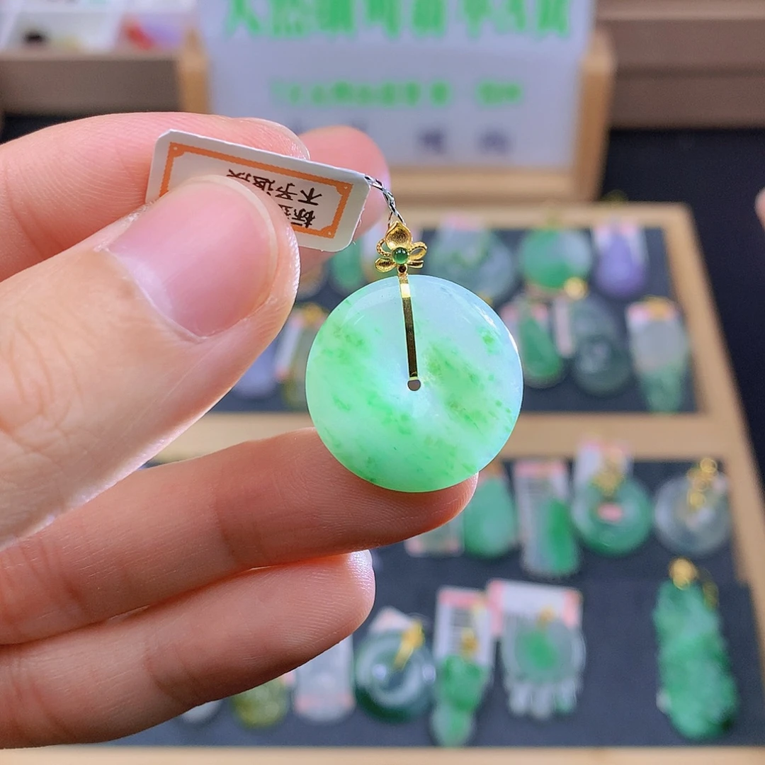 翡翠18K金镶嵌颈饰翡翠