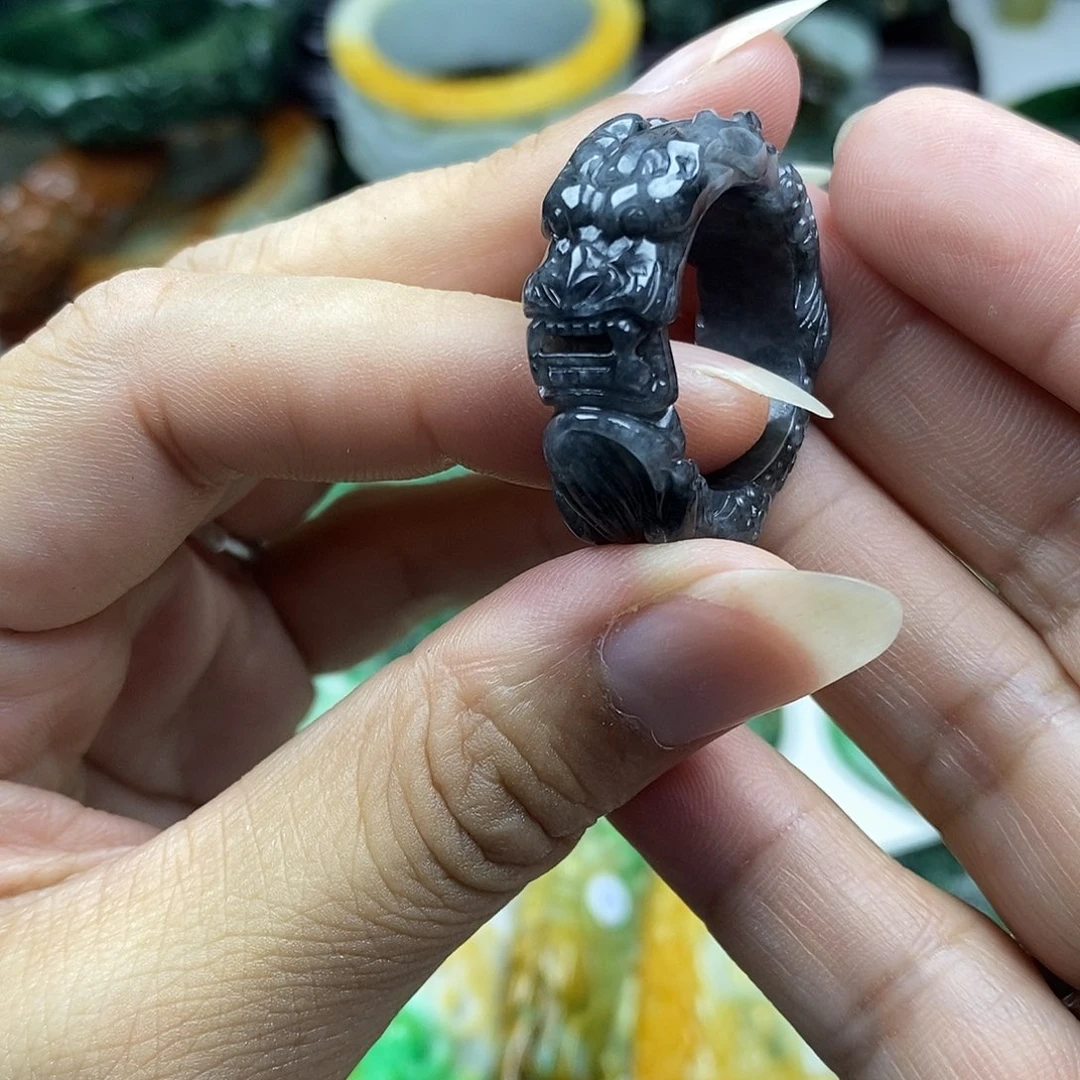 颈饰未镶嵌翡翠龙戒