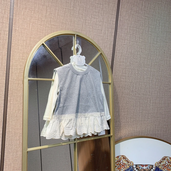 AH342   宝宝米杏色长袖上衣+灰色马甲套装  秋款