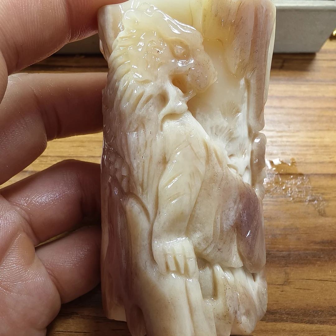 纯手工雕刻骨制品把件上山虎克重140克左右