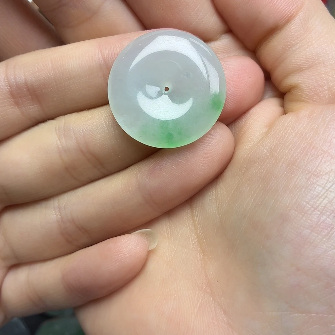 翡翠未镶嵌颈饰绿扣子