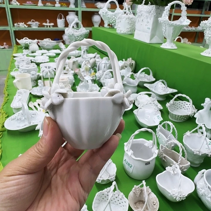 陶老货高白色重工捏花提篮