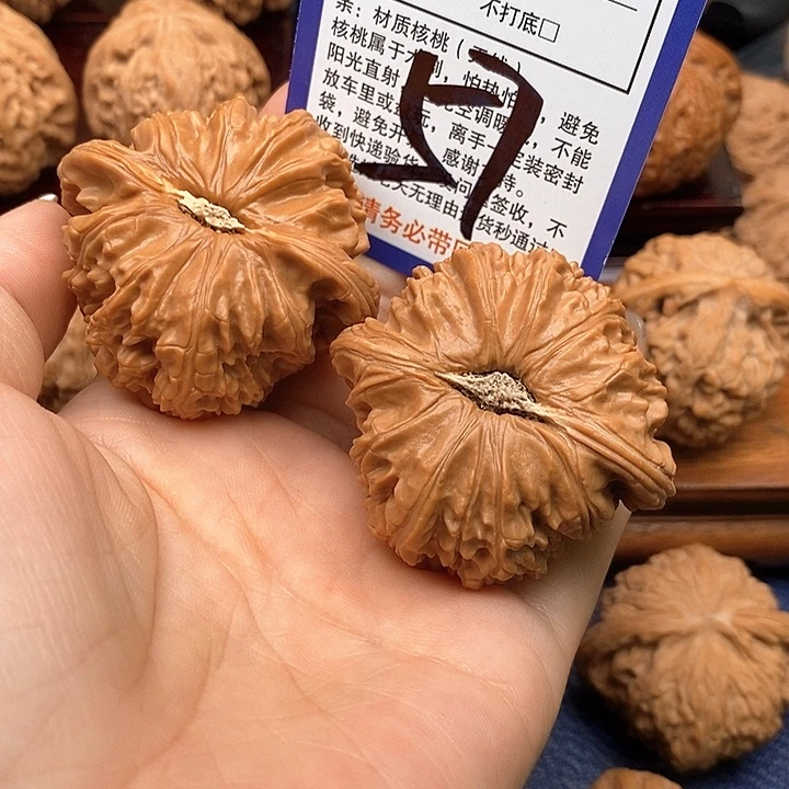 启***航吊坠桃核白狮子头48