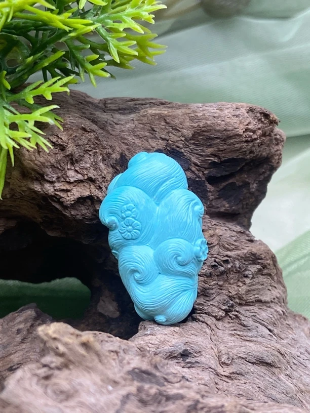 原矿绿松石，全品精工九尾狐吊坠，尺寸：高27.9x宽16x厚10.5