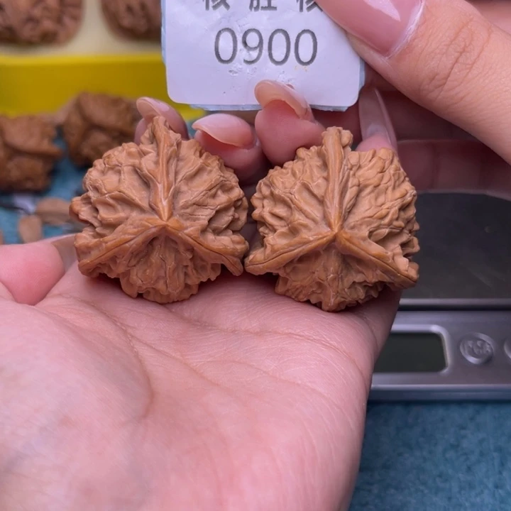 把件文玩核桃三棱盘山37.0900