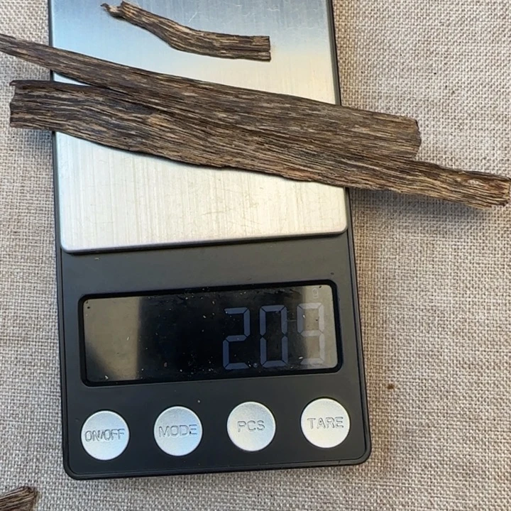 一***版沉香摆件海南野生水心油2克