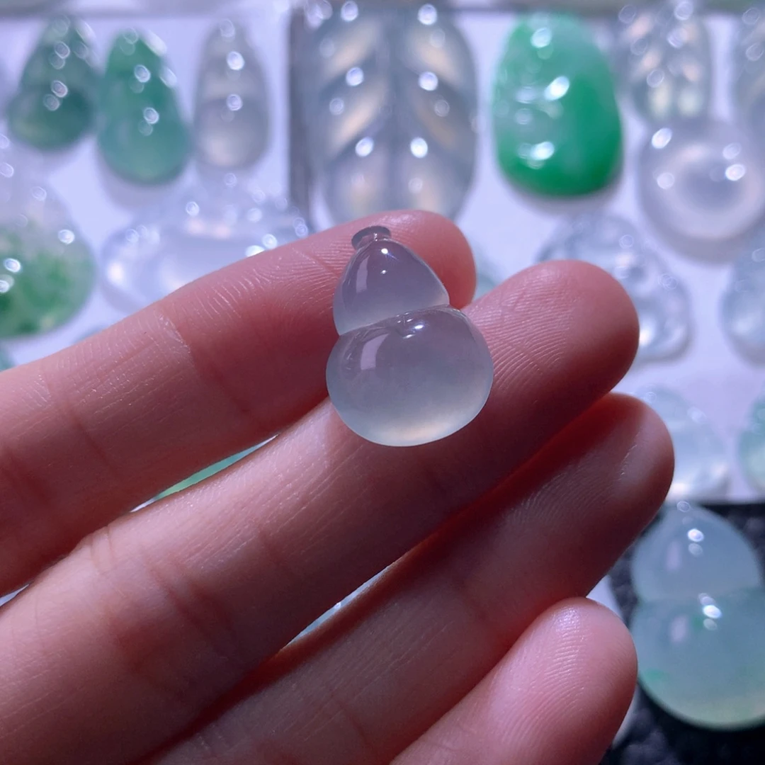 翡翠未镶嵌颈饰葫芦