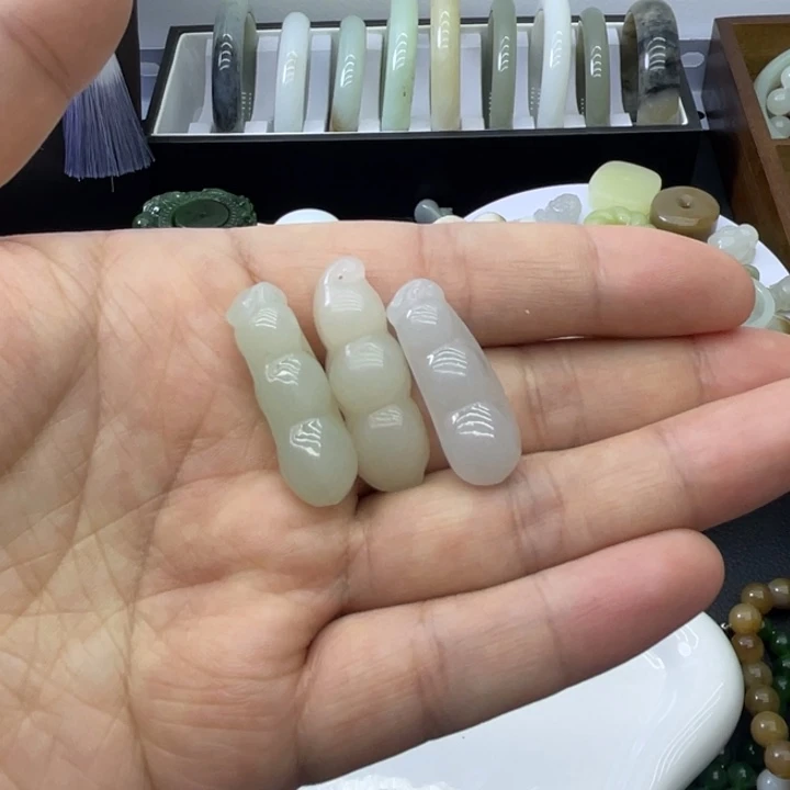和田玉（糖玉）未镶嵌吊坠(不含链)俄料四季豆