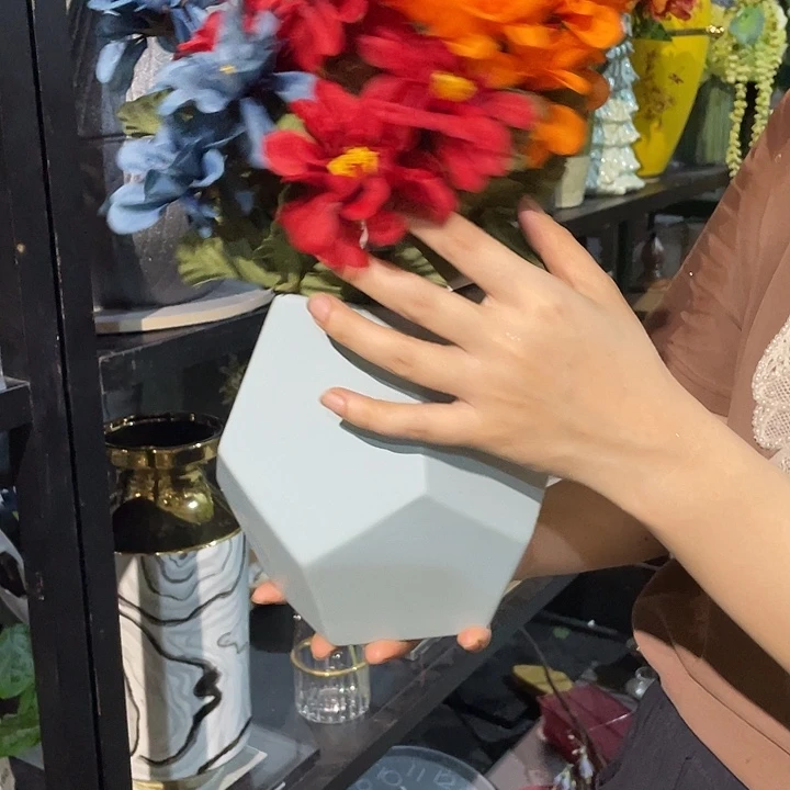 陶瓷花瓶部分（微瑕）瓶