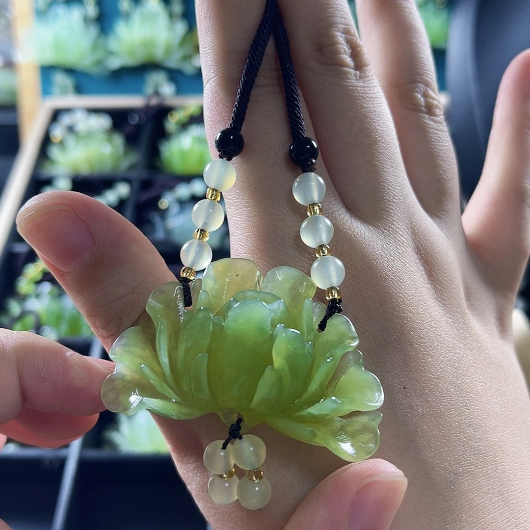 蛇纹石玉颈饰合金最**嗳