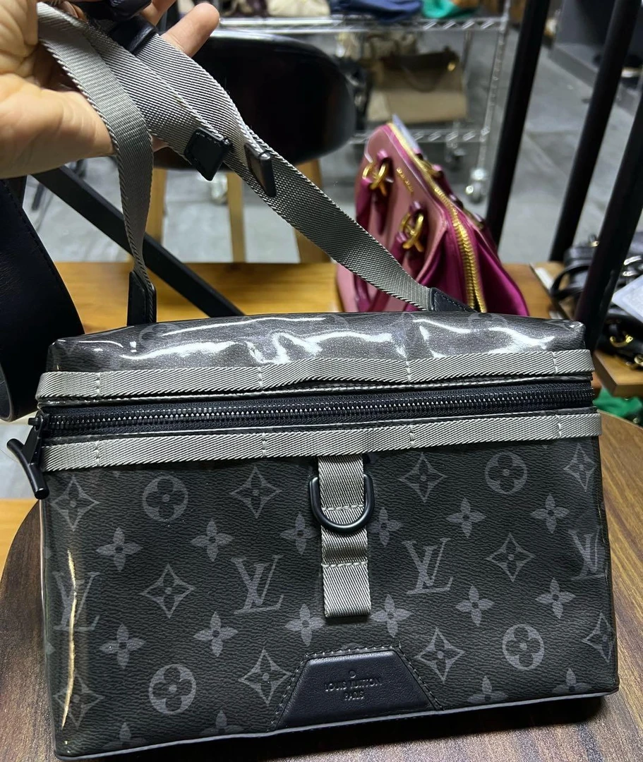 95新 lv 斜挎包 16189