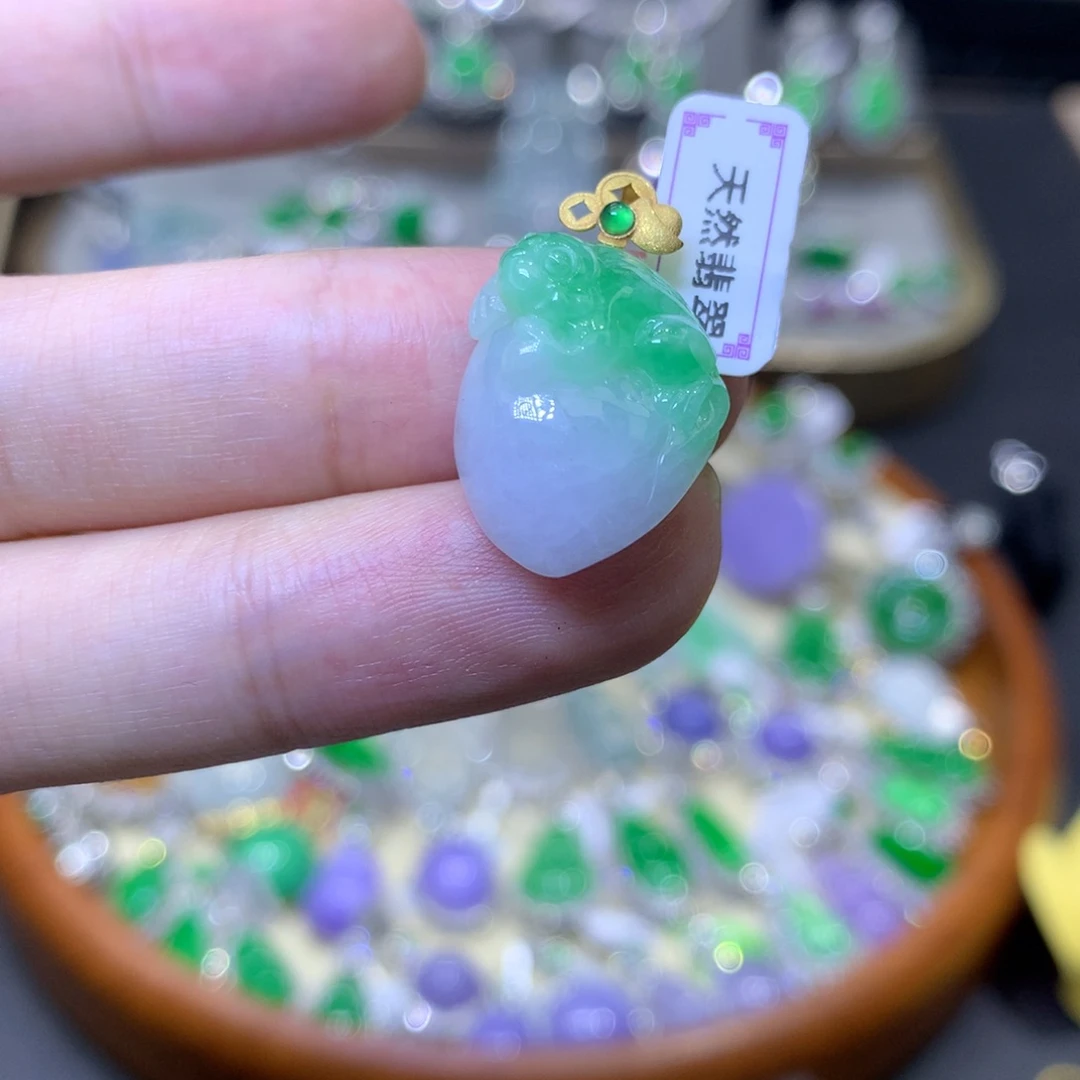 颈饰18K金镶嵌翡翠