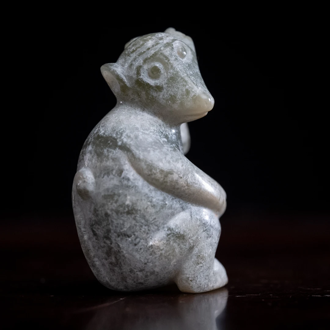 明代和田玉灵猴花件