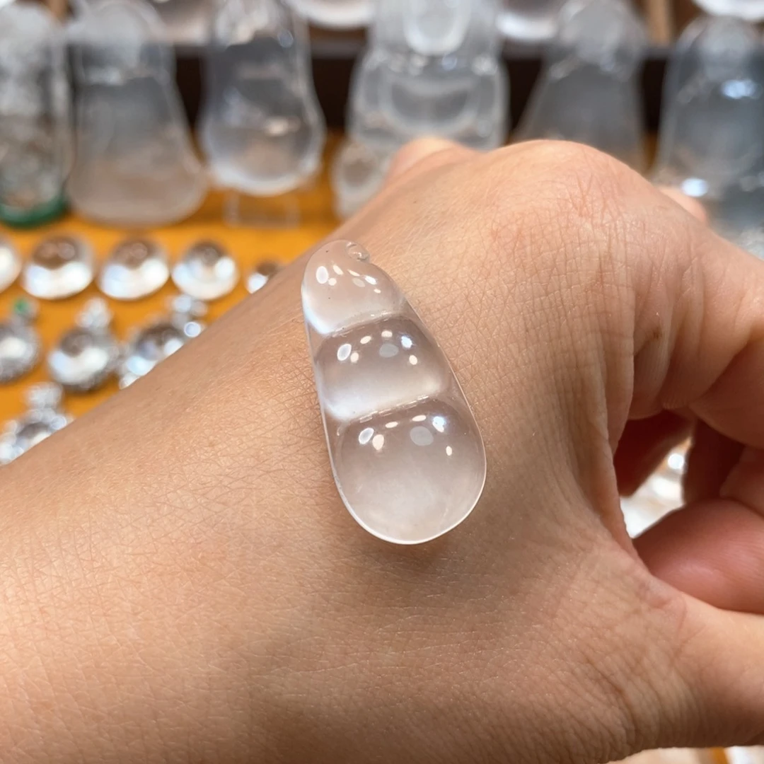 颈饰未镶嵌石英质玉