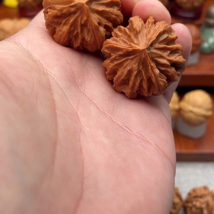 .***v文玩核桃把件三棱