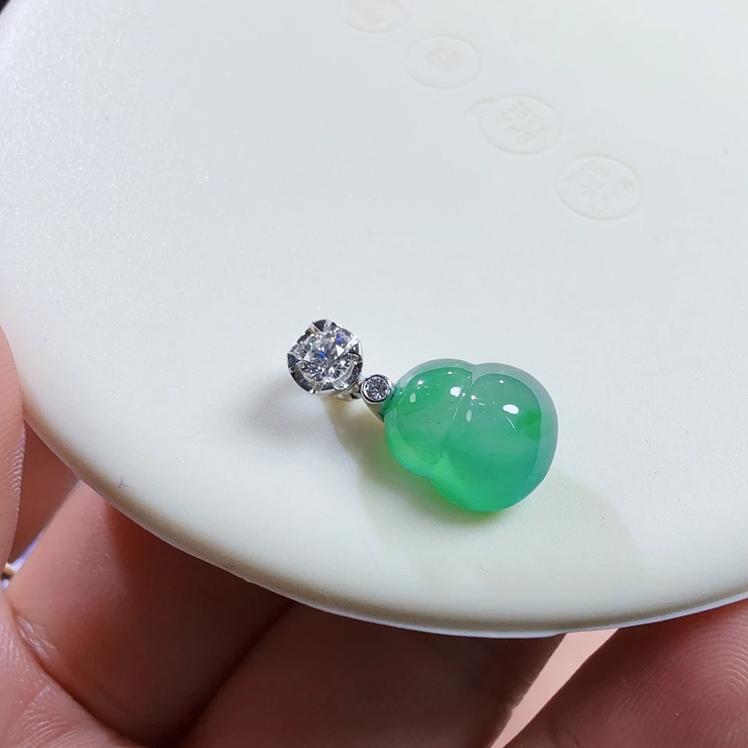 翡翠18K金镶嵌颈饰吊坠